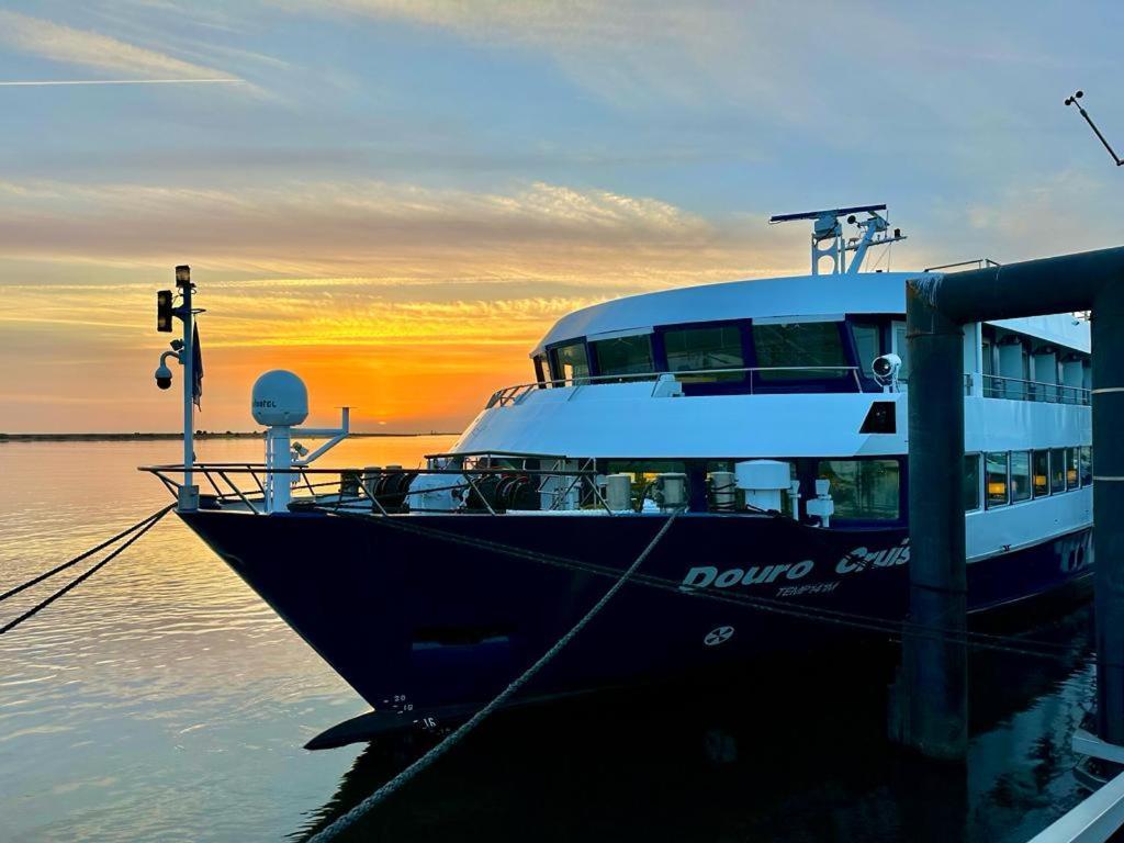Отель Douro Cruiser Вила-Нова-ди-Гая Экстерьер фото